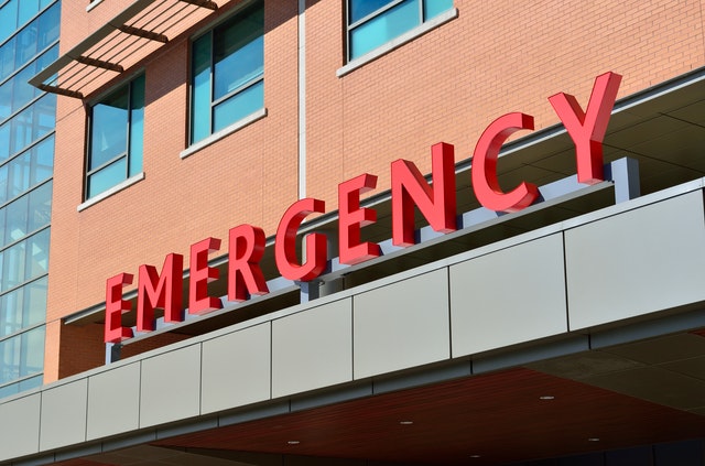 An emergency sign on a hospital.