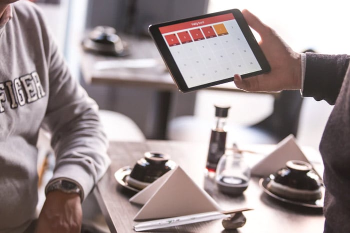 hand-tablet-restaurant-table