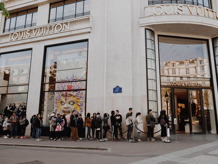shoppers-Louis-Vuitton
