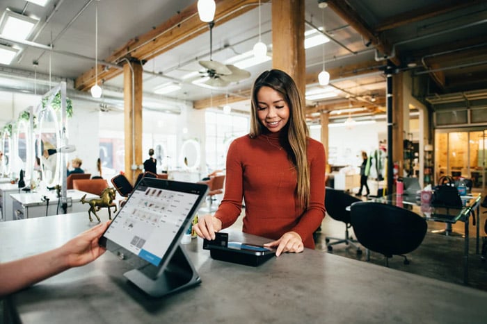 woman-transaction-store